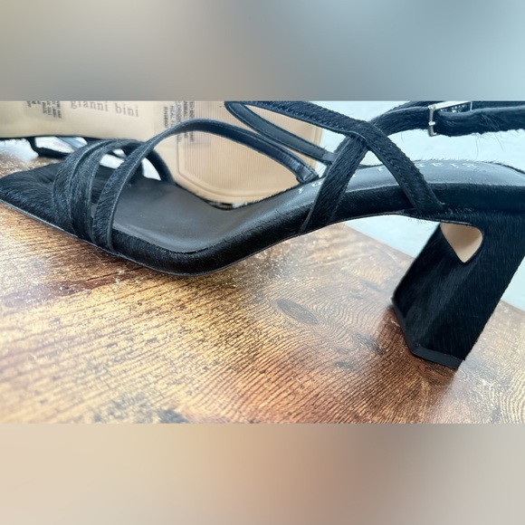 🖤 Gianni Bini Black Strappy Heeled Sandals
Genuine dyed haircalf (Brazil) upper - Picture 4 of 9